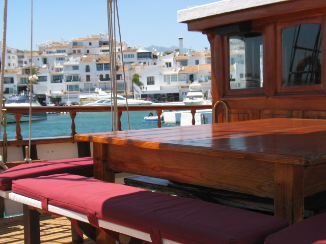 Mesa y bancos en el barco